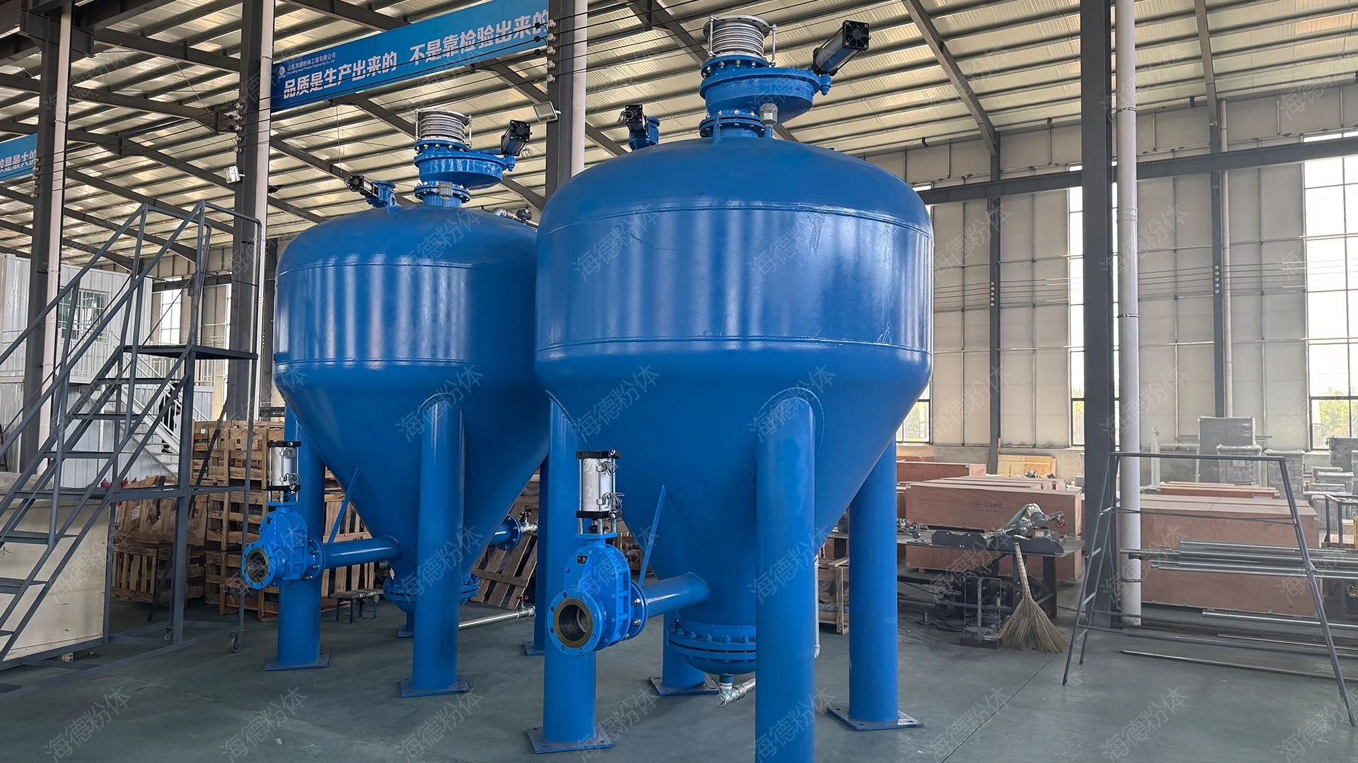 Continuous powder conveying pump