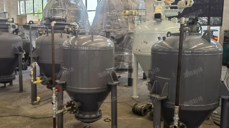 Upward pneumatic conveying pump