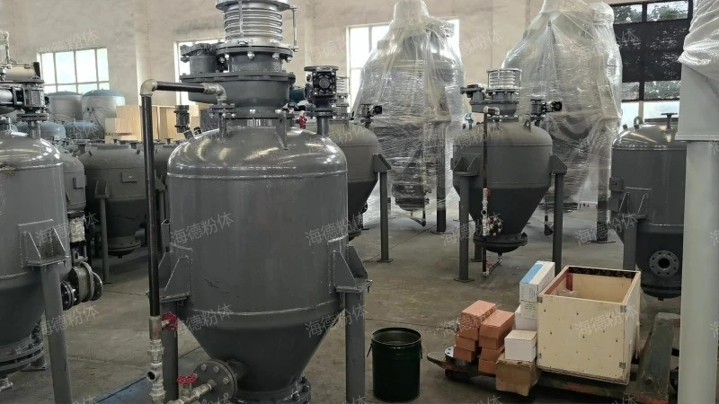 Upward blowing pneumatic conveying bin pump