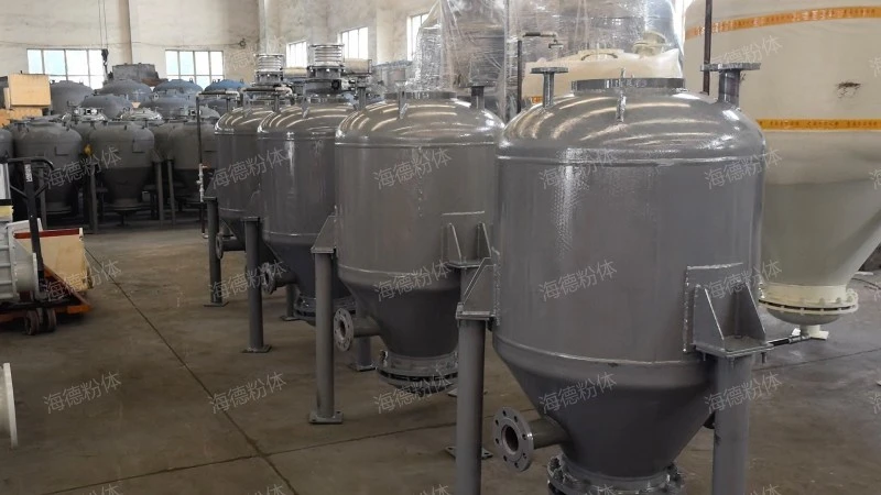 Upward pneumatic conveying pump