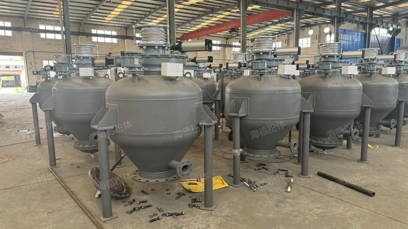 Upward blowing pneumatic conveying bin pump