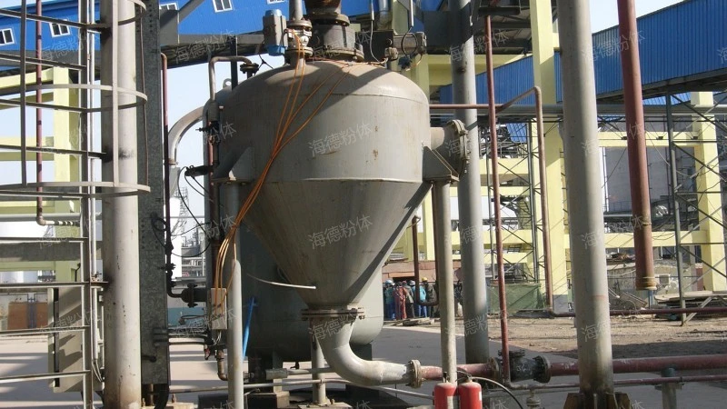 Continuous powder conveying pump