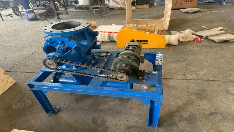 Lock gas feeder