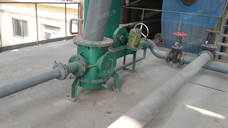 Ash conveying material sealing pump