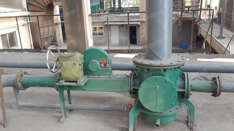 Low pressure material seal pump