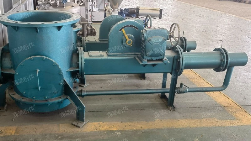 Continuous conveying material sealing pump