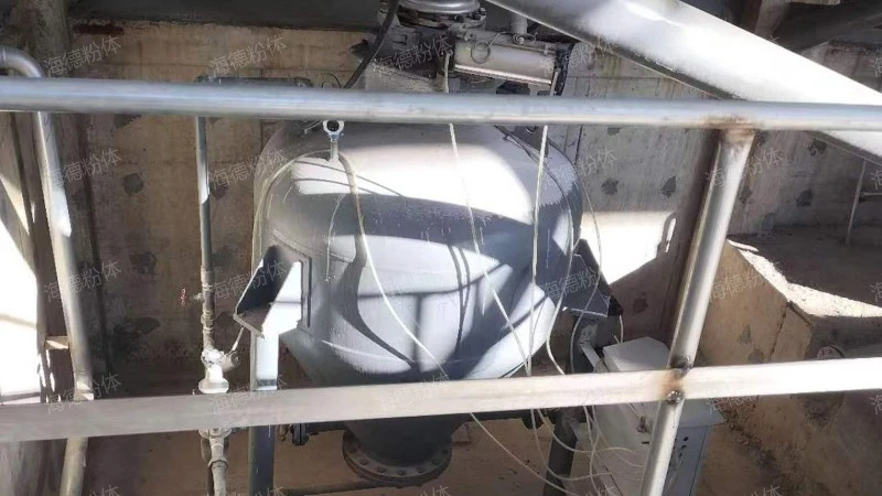 Calcium oxide dry powder pneumatic conveying system